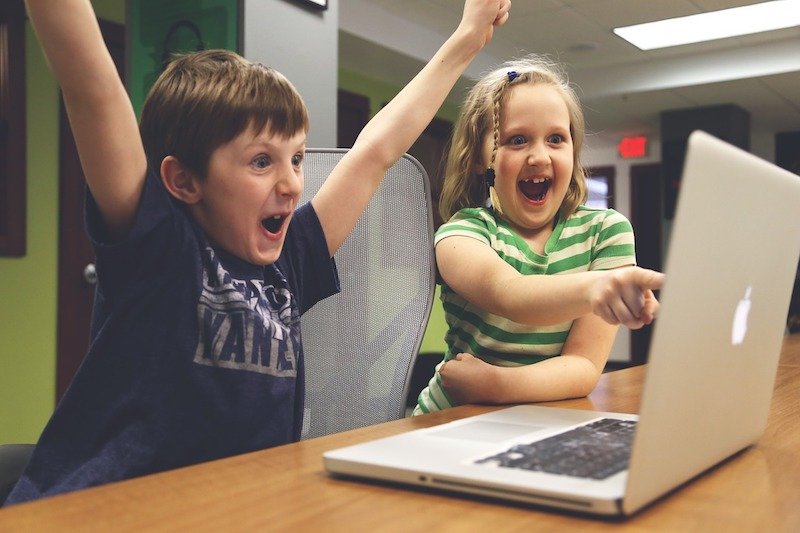 sicurezza online bambini che usano computer