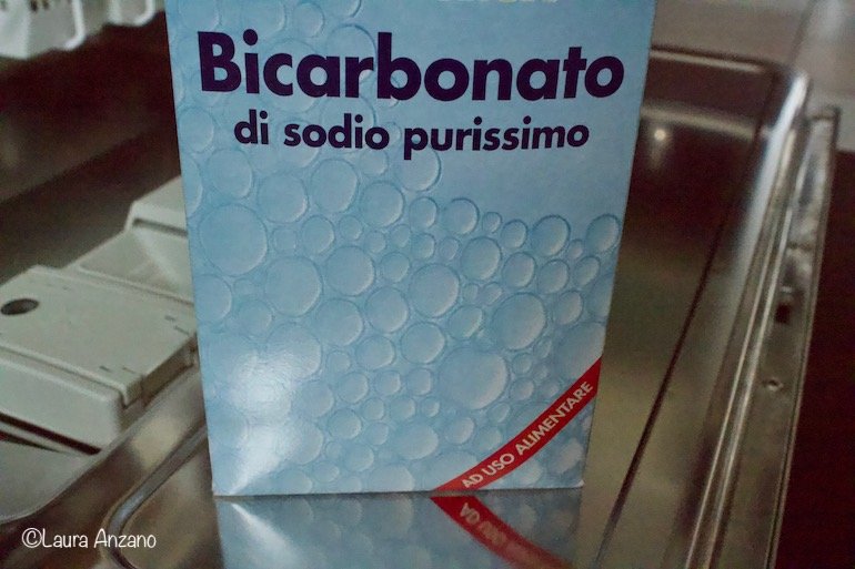 pulire la lavastoviglie con il bicarbonato di sodio