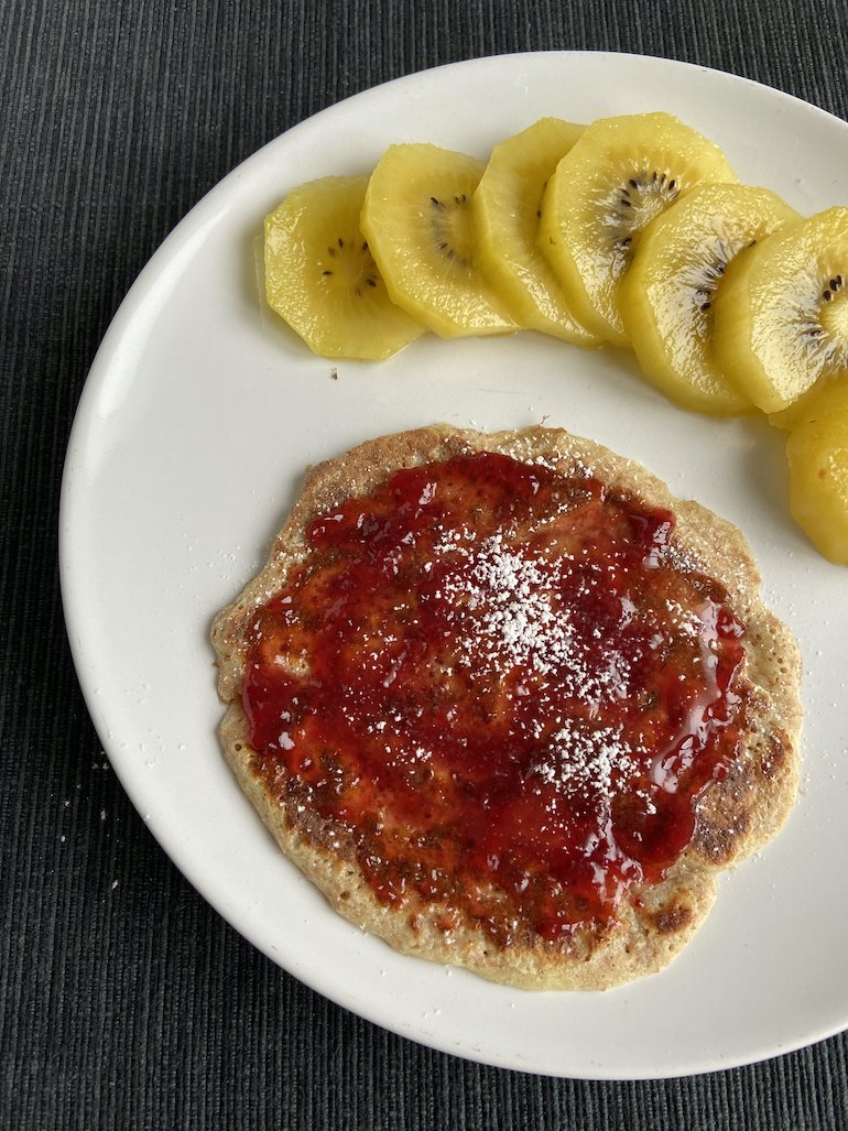 pancakes con marmellata di fragole accompagnati da kiwi a fette