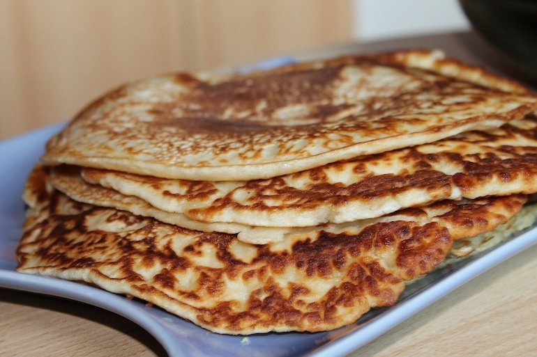 pancake appena cotti e impilati su un vassoio