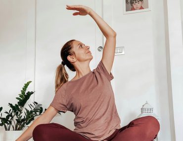 donna che pratica yoga a casa